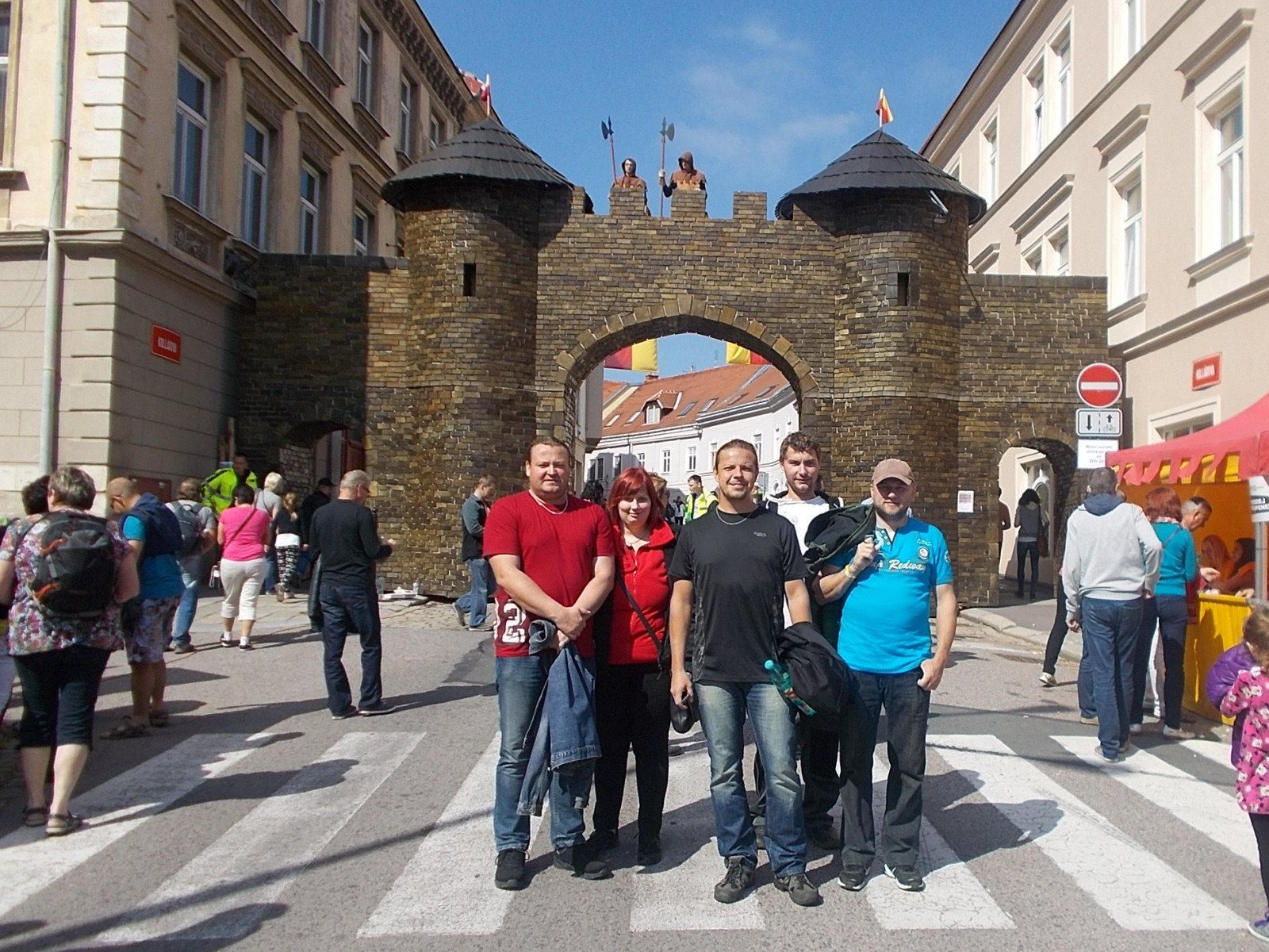 Před vstupem na Znojemské historické vinobraní 2015